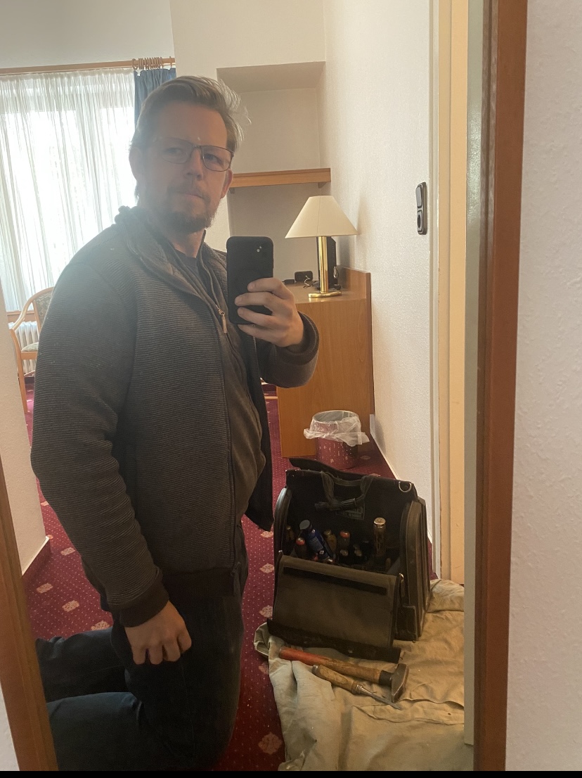 Florian bei der Arbeit – mit Werkzeug auf dem Job